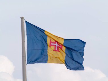 Rüzgarda dalgalanan Madeira bayrağı