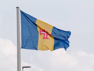 Rüzgarda dalgalanan Madeira bayrağı