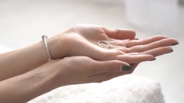 Gelin Elinde Alyans tutar