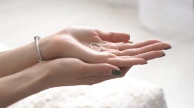 Nişan Yüzük elinde