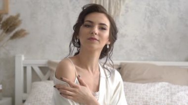 Stüdyoda Poz İç Çamaşırı Seksi Kız Gelin