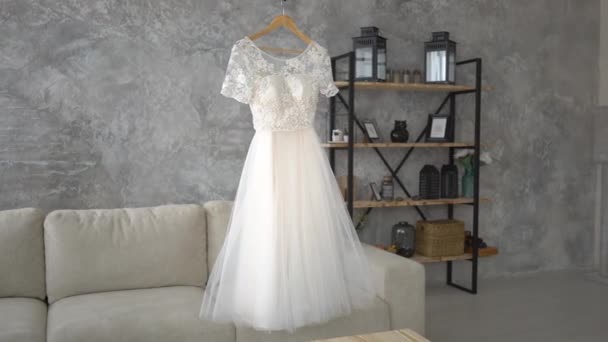 Rastreamento Vestido Noiva Vestido Vestir Descansando Cama Dia Casamento — Vídeo de Stock