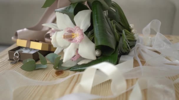 Dolly Shot Von Brautschuhen Und Blumenstrauß Hochzeitstag — Stockvideo