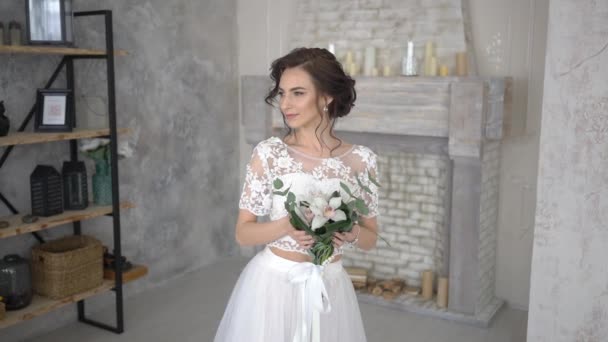 美丽的白色婚礼花束在新娘手中送一个吻 — 图库视频影像