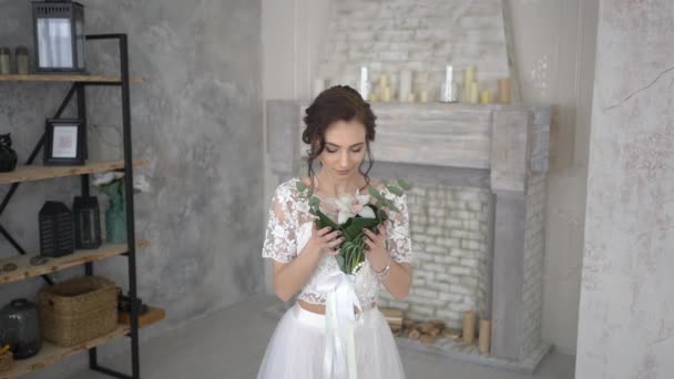 美丽的新娘的肖像穿着经典的白色礼服显示戒指 — 图库视频影像
