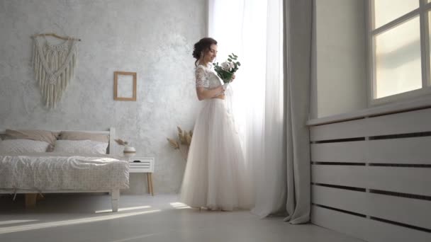 Kronleuchter Kristalle Des Hochzeitspaares Posiert Schlafzimmer — Stockvideo