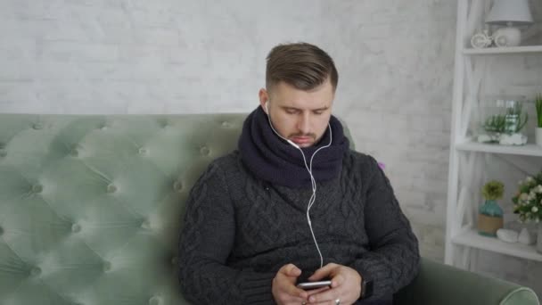 美丽的男人使用智能手机 有电话 在家里 Sofa — 图库视频影像