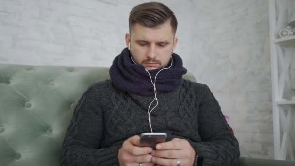 Homem Bonito Usando Smartphone Tendo Chamada Conversando Casa Sofá — Vídeo de Stock