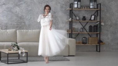 Muhteşem Genç Gelin Portresi Pozlar ve Terzilik Yavaş Hareket Spin