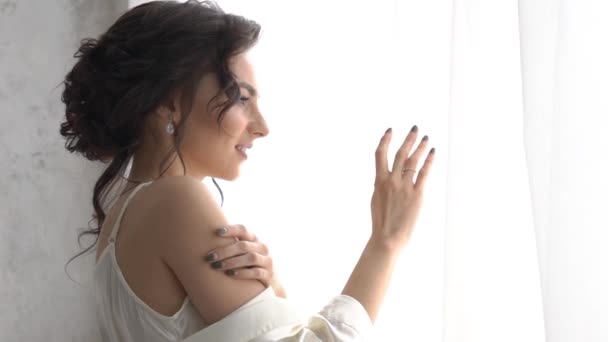 Sposa Guarda Fuori Dalla Finestra — Video Stock