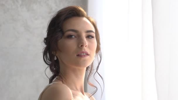 Mädchen Einem Hellweißen Luxuriösen Hochzeitskleid Posiert Steht Allein Einem Geräumigen — Stockvideo