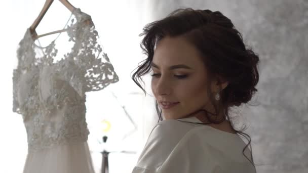 Krásná Dívka Vypadá Obdivuje Svatební Šaty Připravenej Svatbu — Stock video
