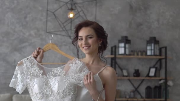 Bruden Nära Brudklänning — Stockvideo