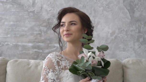 Schöne Braut Weißen Kleid Macht Sich Bereit Für Die Hochzeit — Stockvideo