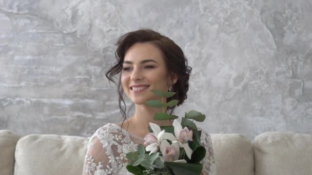 Schöne Braut Weißen Kleid Macht Sich Bereit Für Die Hochzeit — Stockvideo