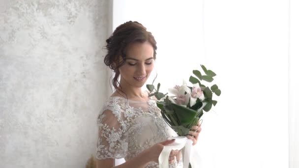 新娘站在窗边 带着花束 — 图库视频影像