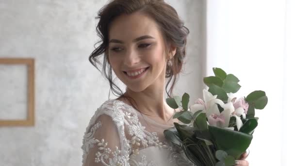 Immagine Attraente Della Sposa Dai Capelli Scuri Con Acconciatura Pulita — Video Stock