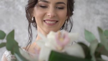 Düğün buketi. Genç Gelinin Elinde Güzel Gelin Buketi. Close.