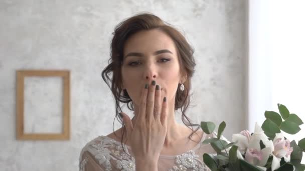 Glückliches Lächeln Und Einen Kuss Der Braut — Stockvideo