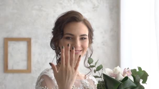 Noiva Cheirando Flores Buquê Casamento — Vídeo de Stock