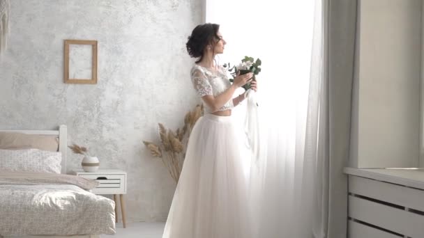 美丽的新娘 摆在她的婚纱 — 图库视频影像