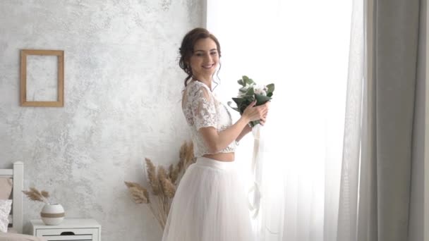 Braut Schöne Brünette Steht Brautkleid Mit Blumenstrauß Fenster — Stockvideo