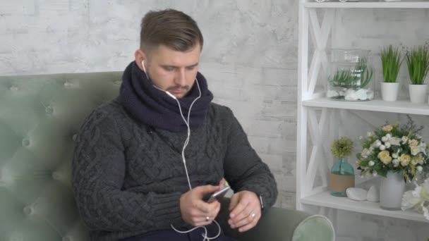 Mladý Muž Texting Telefonu Relaxační Pohovce Doma — Stock video