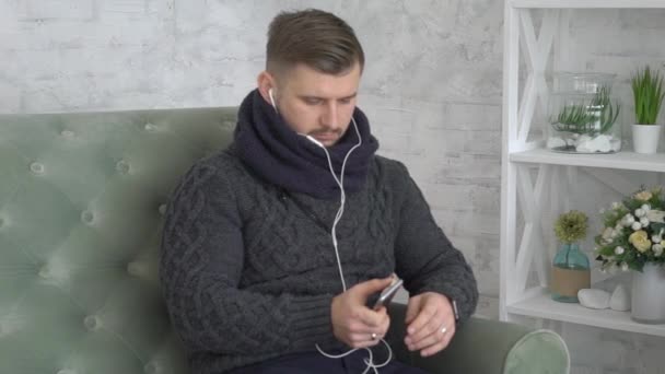 Unge Man Skickar Sms Meddelande Sms Mobiltelefon Sitta Soffan Vardagsrummet — Stockvideo