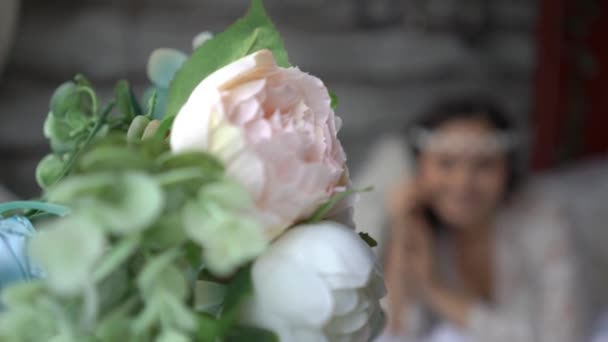 Jeune Femme Lingerie Avec Bouquet — Video