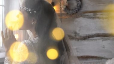 Güzel gelin iç çamaşırı ve başında bir peçe