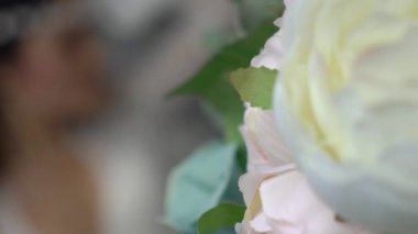 Sabahlık ve buket çiçek içinde gelin portresi