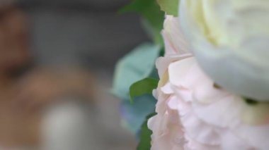 Sabahlık ve buket çiçek içinde gelin portresi