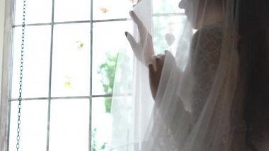 Güzel gelinin sabahı. Beyaz Lingerie, Peignoir Ve Peçe Genç Kadın