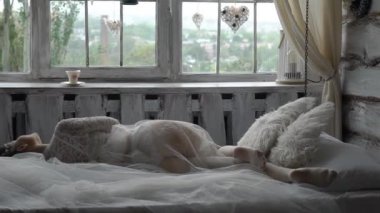 Gelinin Düğün Sabahı. Onun İç Çamaşırı ve Negligee Bir Kız, Üzerinde Yalan