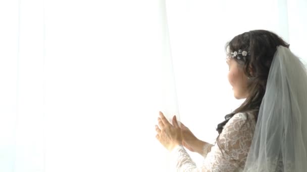 Красивая Прекрасная Невеста Свадебном Платье Stay Window Curtains — стоковое видео