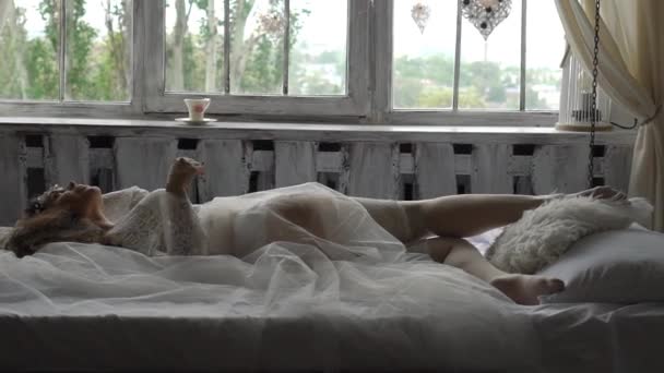 性感的新娘在林格利 莱因在沙发在早上 — 图库视频影像