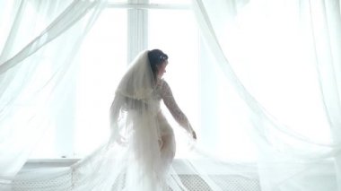 Pencerenin Yanında Poz Veren Beyaz Elbiseli Esmer Gelin