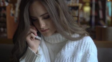 4k Güzel Kız Bir Kafede Telefonda Talking