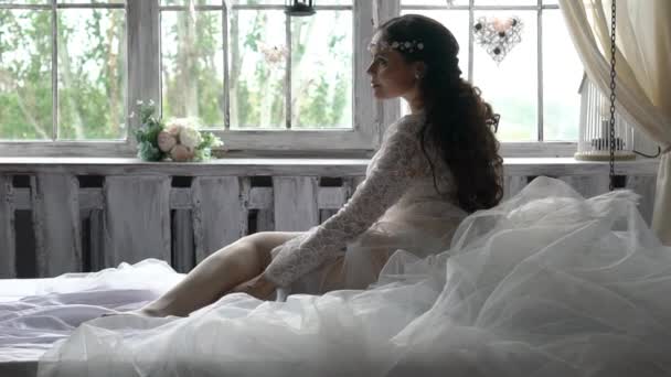 美丽的新娘摆姿势 有乐趣在更衣室之前为婚礼穿衣 — 图库视频影像