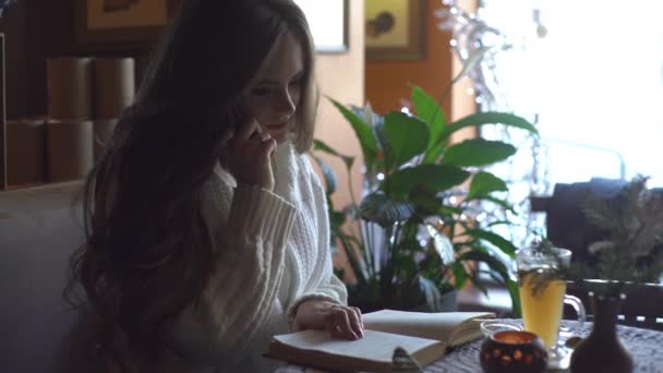 Kız Öğrenci Bir Cafe Kitap Okuma Telefonda Konuşma — Stok video