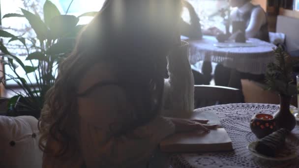 Chica Con Libro Café — Vídeos de Stock