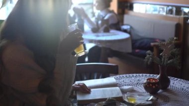 4k Güzel Kız Bir Kafede Çay İçme