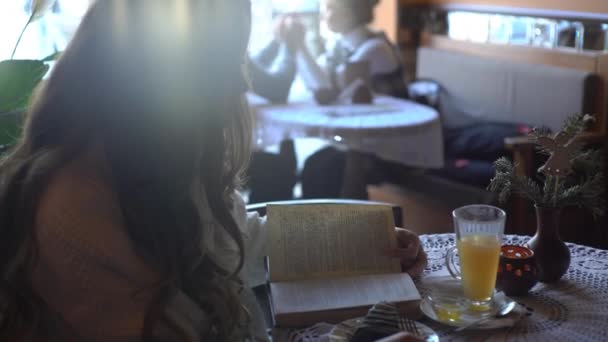 4K若い女の子はカフェでニンジンケーキを食べる — ストック動画