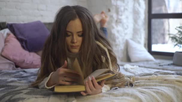 Ragazza Lettura Libro Sul Letto — Video Stock