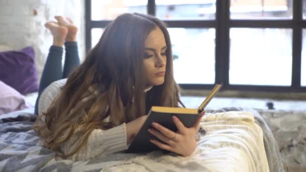 Mädchen Lesen Buch Auf Dem Bett — Stockvideo