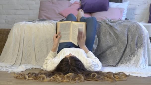 Mujer Adolescente Suelo Leer Libro Casa — Vídeo de stock