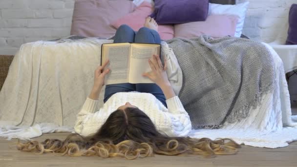 Női Tini Emeleten Olvassa Könyvet Otthon — Stock videók