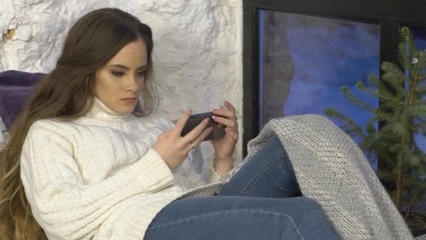 Mulher Usando Seu Telefone Sentado Janela Sill — Vídeo de Stock