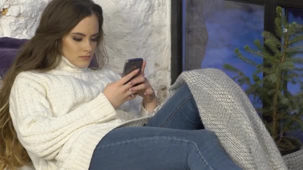 Mulher Sentada Janela Sill Usando Telefone — Vídeo de Stock