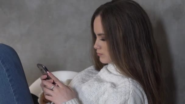 Mulher Usando Smartphone Menina Bonita — Vídeo de Stock